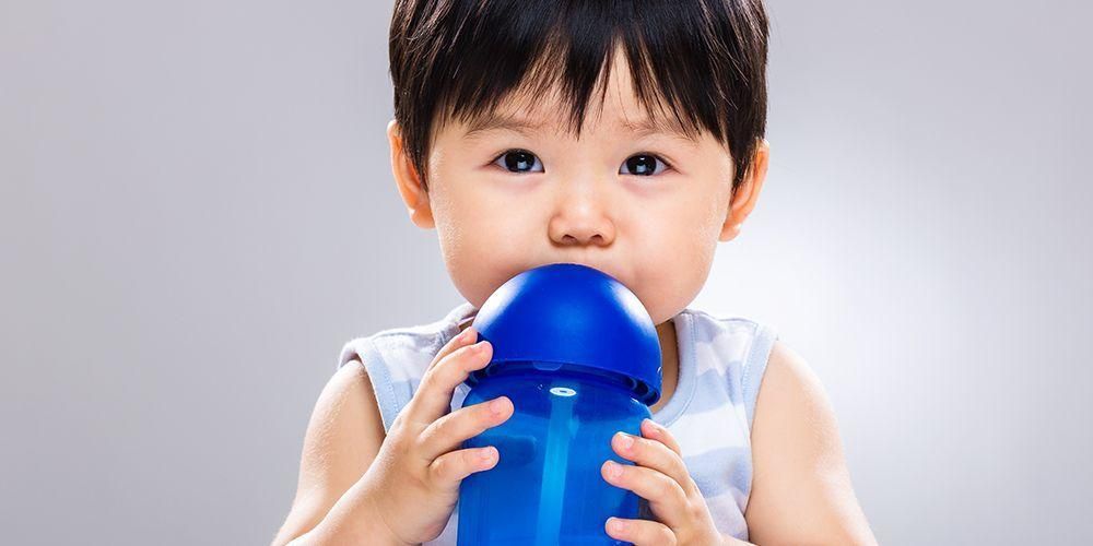 Aigua per a nadons, coneix el moment adequat per donar