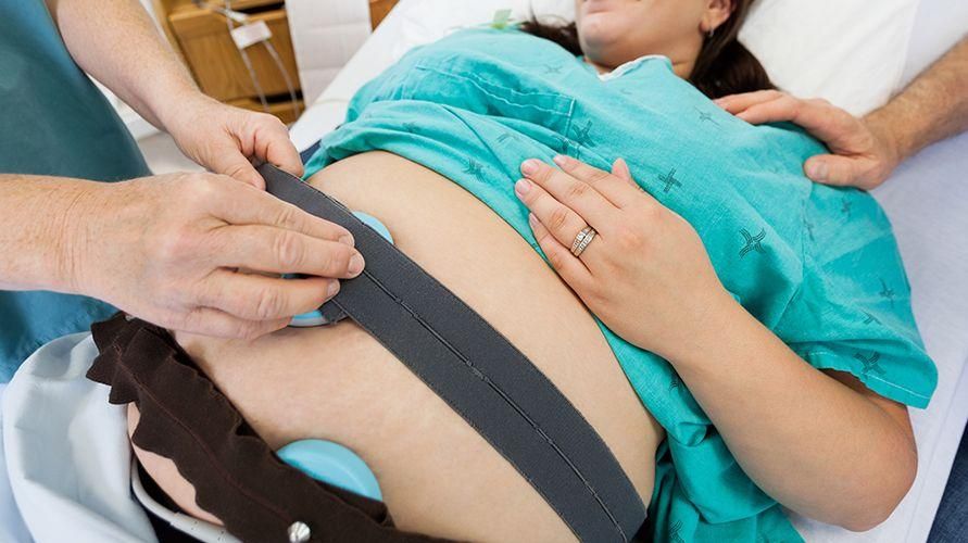 Krvavitev, dokler se posteljica ne zadržuje, je to 7 nevarnih znakov poroda