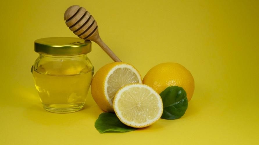 Aqui está uma série de benefícios do limão e do mel para o corpo, já sabe?