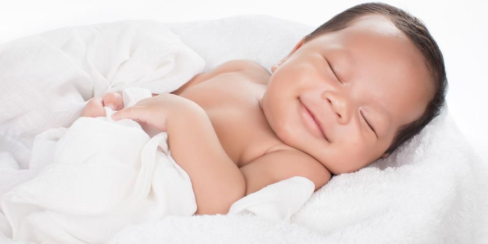 Babyer griner, mens de sover, har intet at gøre med det okkulte, her er grunden