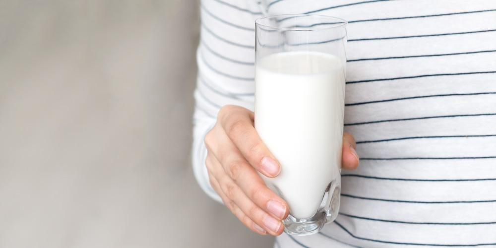 9 предности чистог млека за здравље, боље од других врста млека?