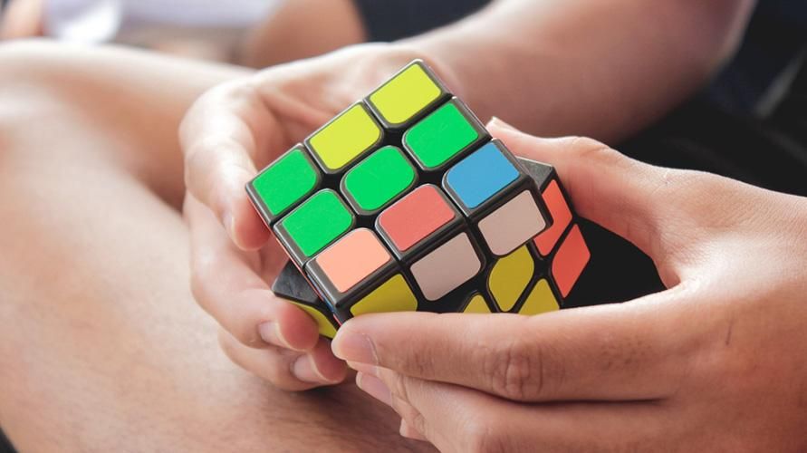 8 pārsteidzošas Rubika kuba spēlēšanas priekšrocības bērnu smadzenēm