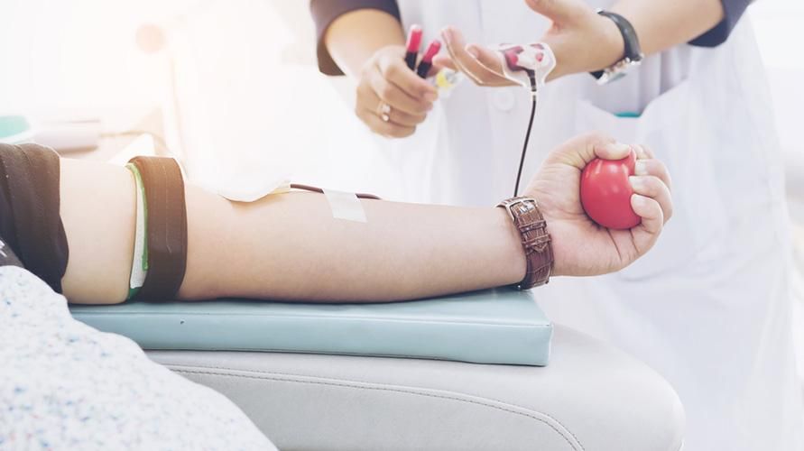 Bloddonasjon mens du faster, er det mulig? (Pluss trygge tips)