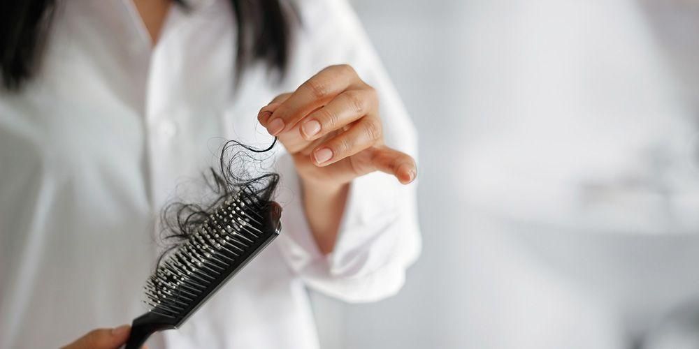 Jak se vyrovnat s vypadáváním vlasů pomocí drogové a laserové terapie