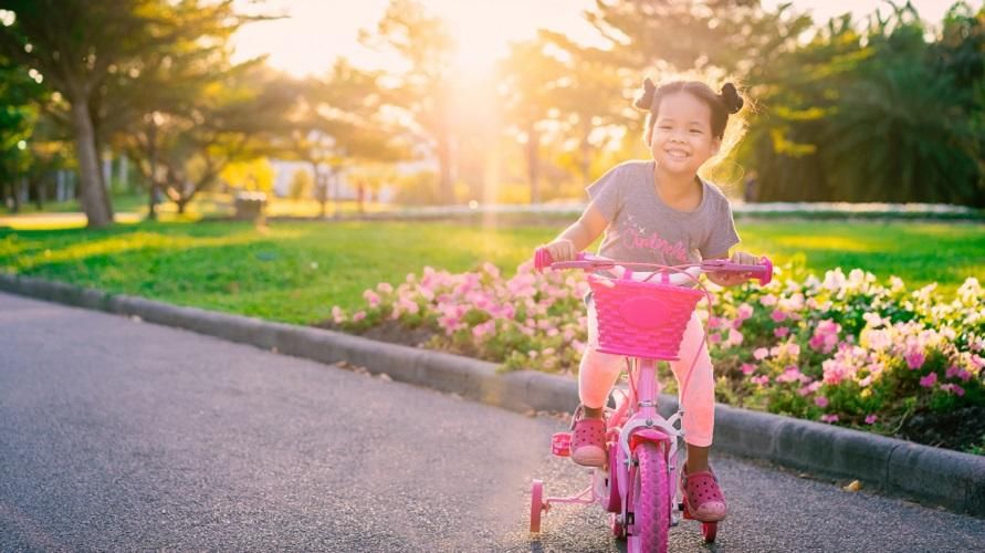 Os benefícios de jogar uma bicicleta para as crianças, importantes para os pais