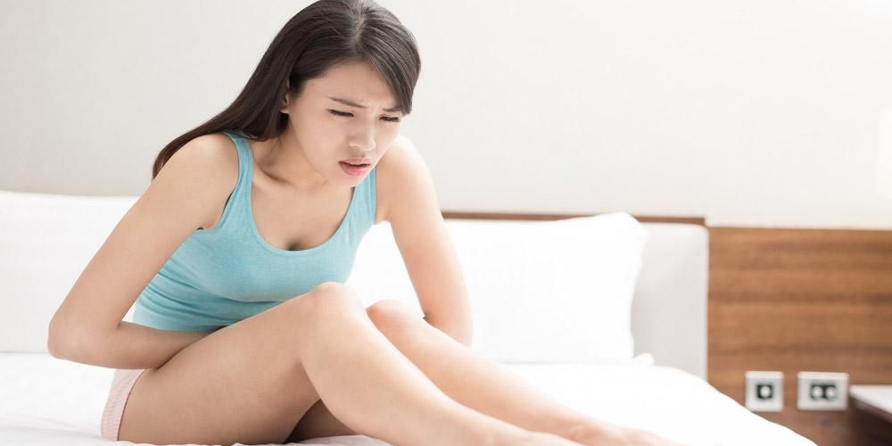Sådan slipper du af med menstruationssmerter med 5 øvelser derhjemme