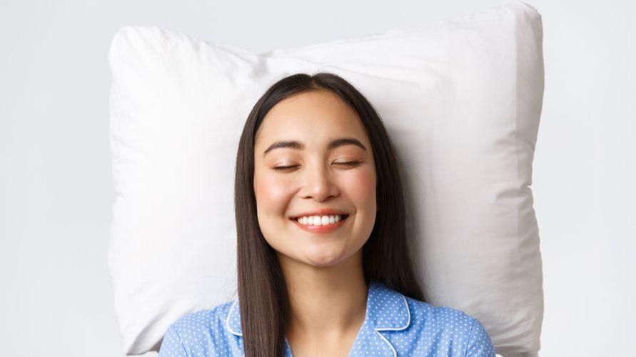Jaká je správná poloha polštáře při spánku? Toto je skutečnost