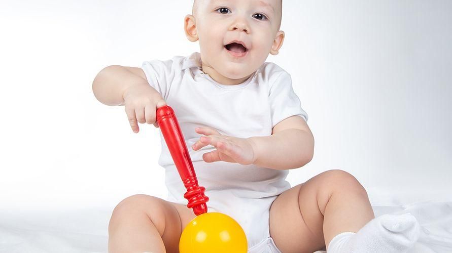 Развој бебе од 11 месеци, почетак активног ходања до разумевања речи