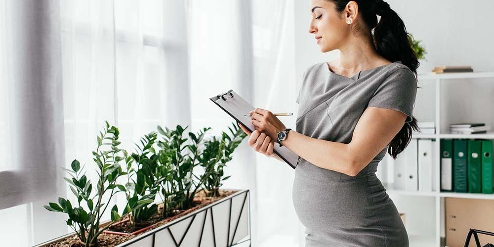 Tips for å velge komfortable og moteriktige arbeidsklær for gravide