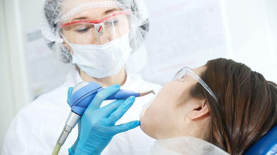 Conheça os dentistas especialistas em periodontia e suas funções