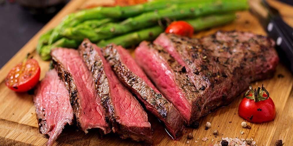 Vidēji rets steiks un jēlas gaļas ēšanas briesmas