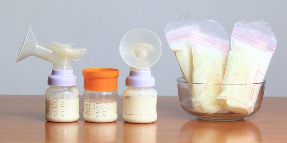 Saco de leite materno ou garrafa de leite materno? Estas são as vantagens e desvantagens
