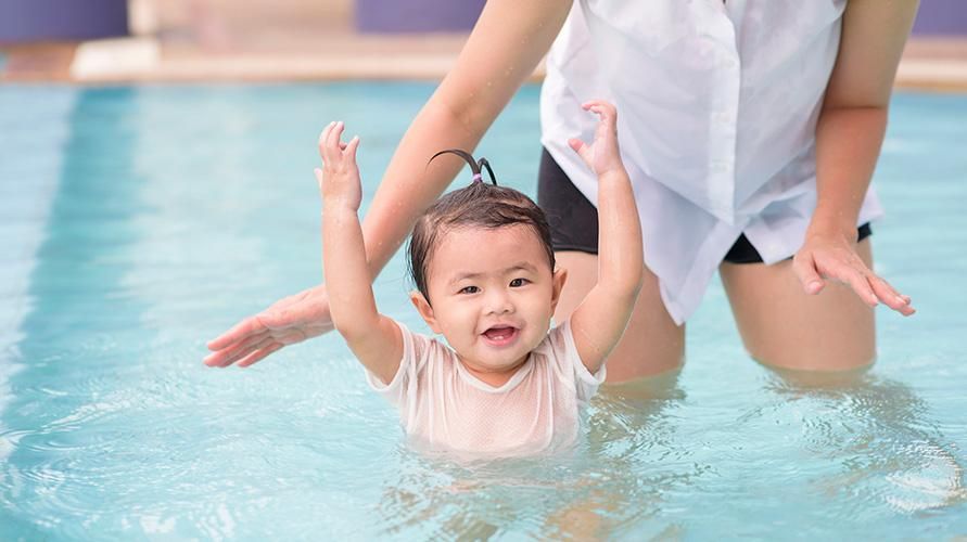 婴儿游泳：好处、准备和开始的正确时间