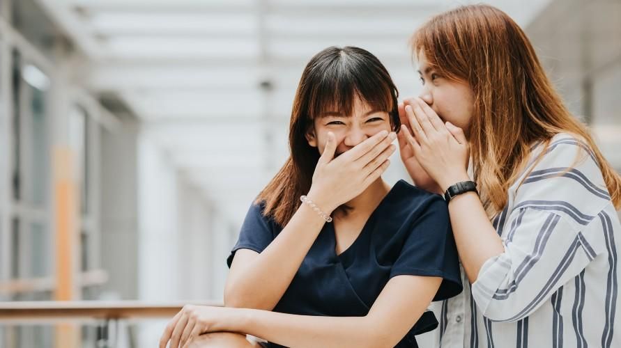 7 razlogov, zakaj mnogi ljudje uživajo v slabem govorjenju o drugih