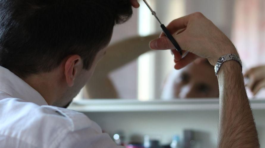 Ako si ostrihať vlasy, čo sa dá urobiť doma