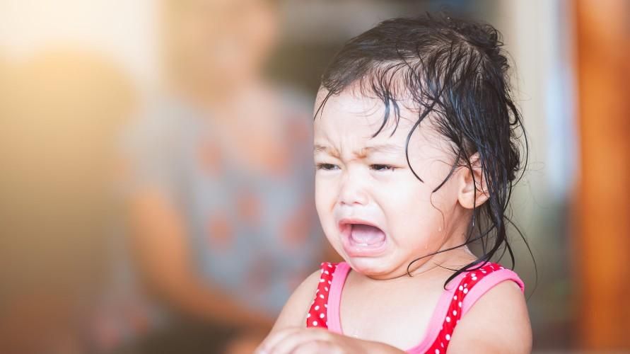 Poznavanje vzrokov, zakaj otroci pogosto kričijo in jezijo, kar pogosto zmede starše