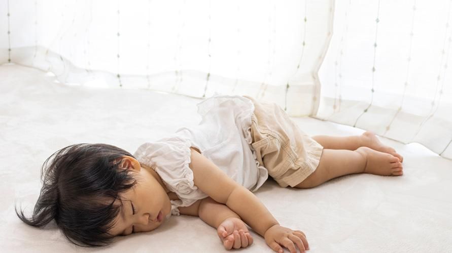 正确的婴儿睡姿：仰卧、俯卧还是侧卧？