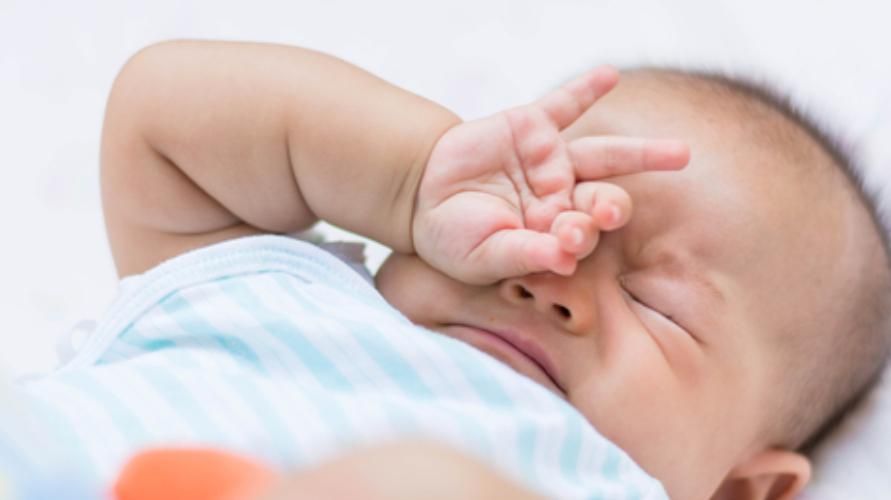 Priežastys ir būdai, kaip įveikti dažnai trinančias akis kūdikiams
