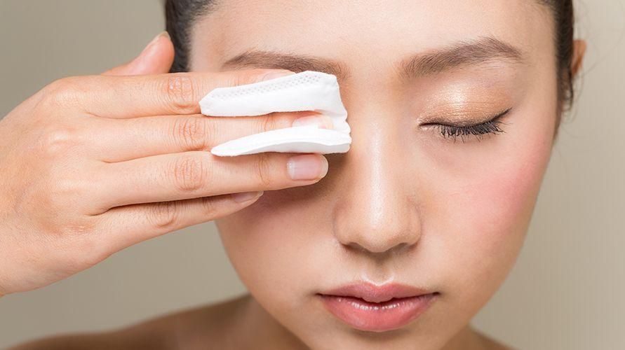 5 начина за правилно уклањање шминке за кожу без акни