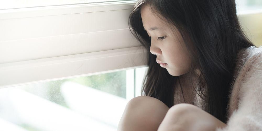 افسردہ بچوں کی خصوصیات جو والدین کو نوٹ کرنے اور ہوشیار رہنے کی ضرورت ہے۔