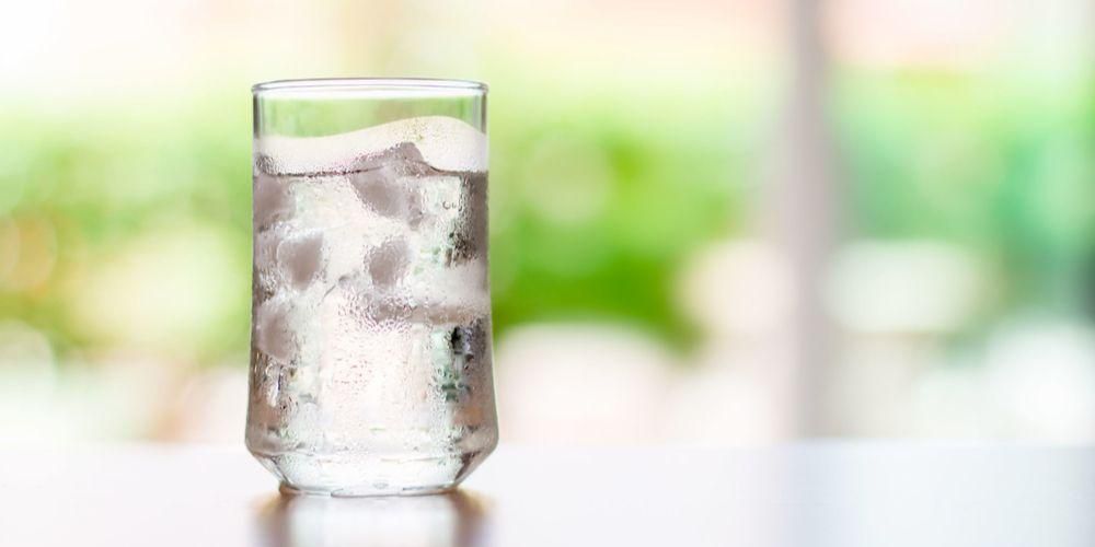 5 nevarnosti pitja ledene vode, ki se jim je treba izogibati