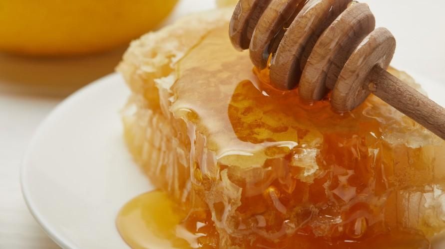 Ochutnejte sladkost syrového medu a jeho přínos pro zdraví