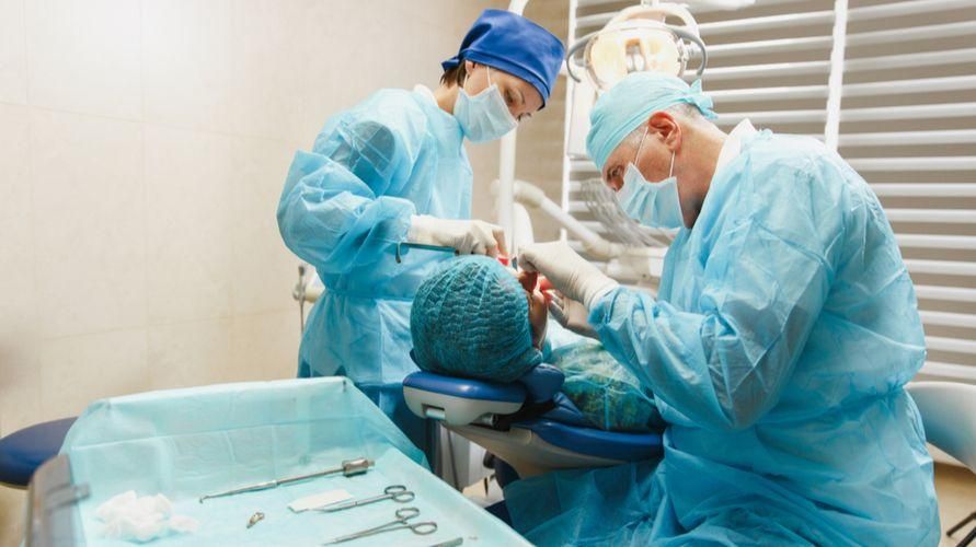 Lær mundkirurgen at kende, fra uddannelse, roller til de håndterede procedurer