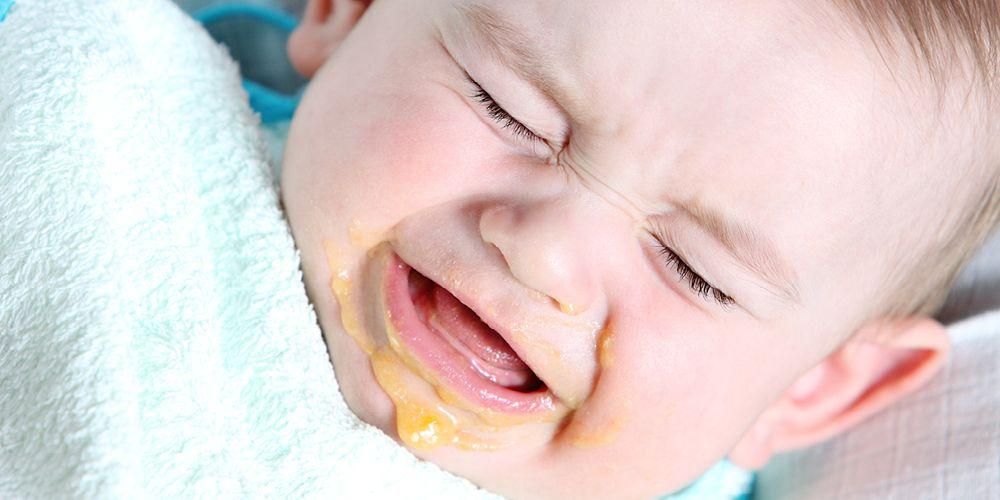 以下是婴儿呕吐的 5 个原因和需要注意的症状