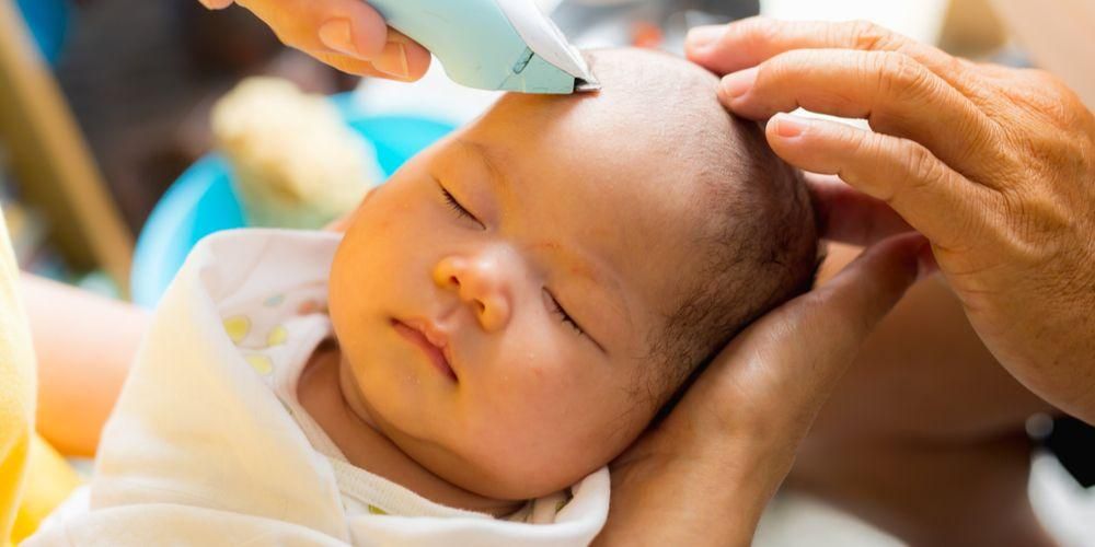 Raspar o cabelo do bebê pode engrossar o cabelo, realmente?