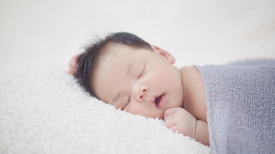 Kūdikis taip gerai miega, ar tai pavojinga?