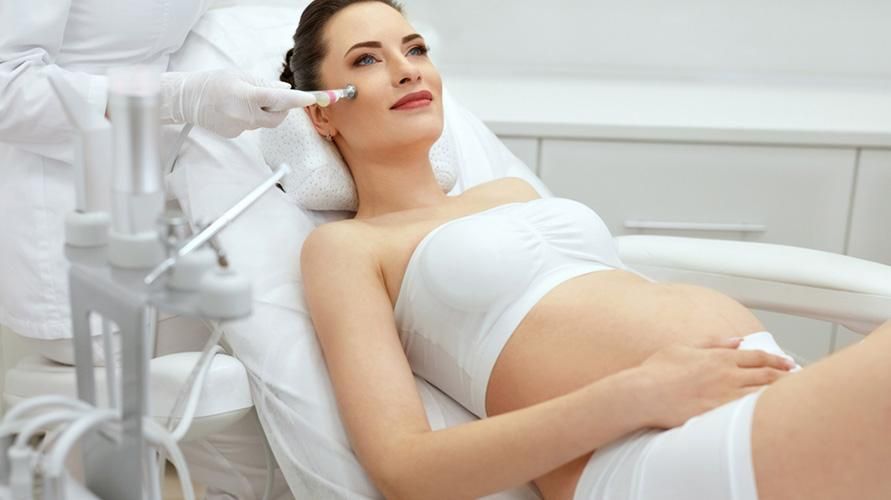 怀孕期间可以安全进行的面部护理类型以及这样做的技巧