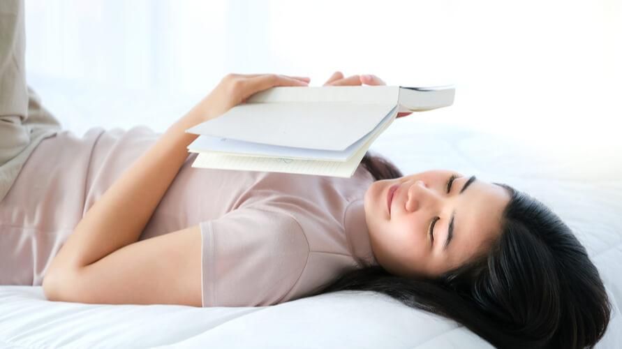 Magades lugemine on kõigi lemmikasend, kas see on ohtlik?