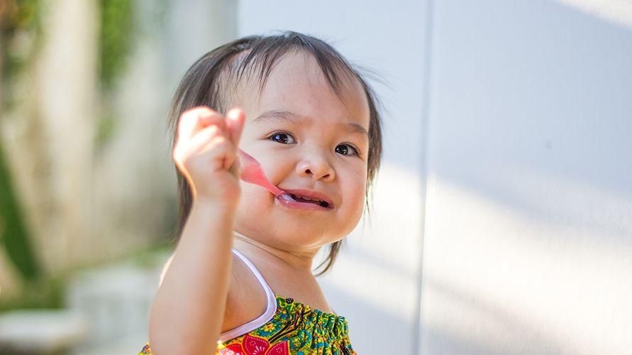 5 måter å lære 1 år gammel tannbørste, gjør det morsomt!