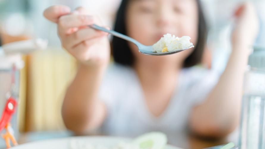 Rozpoznajte alergie a symptómy ryže, bežné u dojčiat