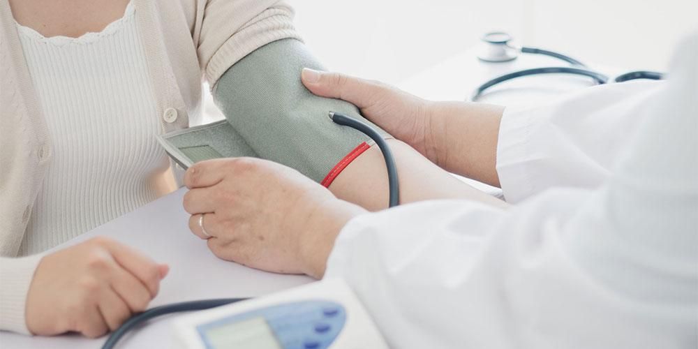La causa exacta no es coneix, reconeix els factors de risc essencials de la hipertensió