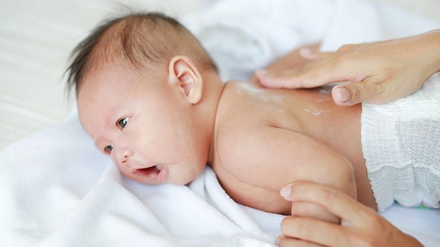 4 tegn på følsom babys hud, og den rigtige måde at tage sig af den på
