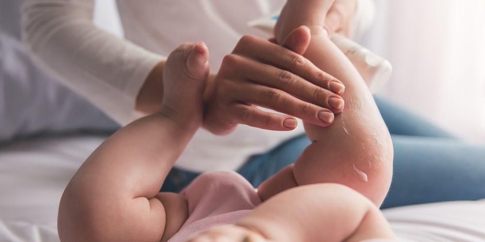 Her er, hvordan du plejer din babys hud, så den er sund, blød og glat