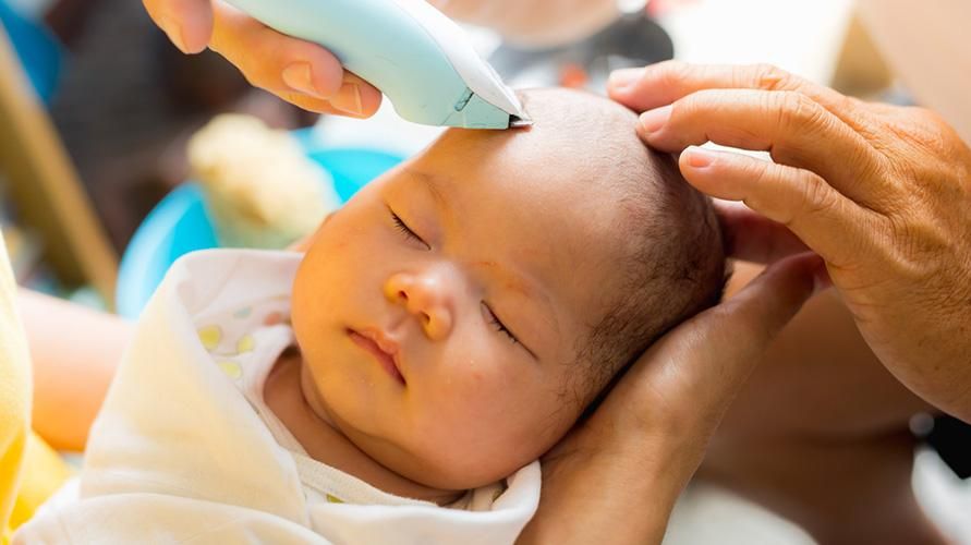 Padomi, kā pareizi un droši nogriezt mazuļa matus pirmo reizi