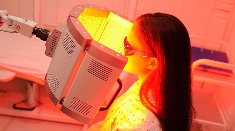 Sarkanās gaismas terapija, lai pārvarētu ādas problēmas, vai tā ir droša veselībai?