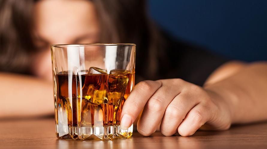 Ο εθισμός στο αλκοόλ προκαλεί προβλήματα υγείας, εδώ είναι τα σημάδια