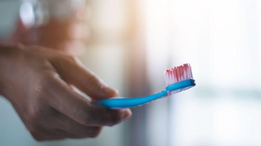 دانت برش کرتے وقت مسوڑھوں سے خون آنے کی وجوہات اور اس کا علاج کیسے کریں۔
