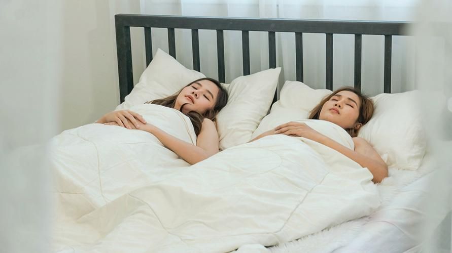 Ar miegoti kartu gali būti ramiau nei vienam?